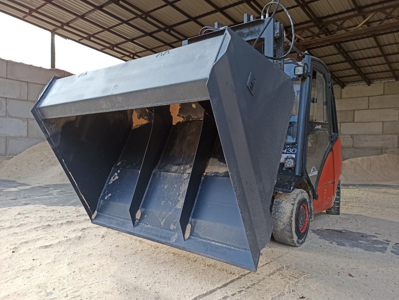 Szufla MEGA STRONG — wnętrze z żebrami